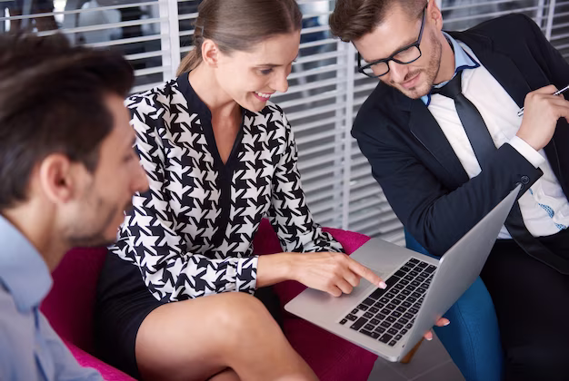 close-up-on-people-working-in-the-office_329181-16047.png